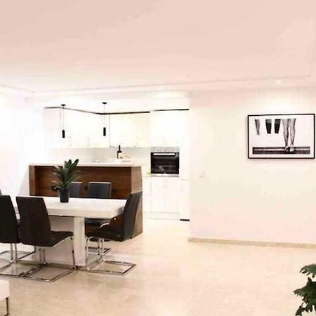 Large Modern Beach Front Apartment, Rooftop Pool!! Marbella Kültér fotó