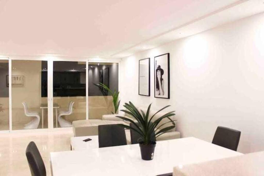 Large Modern Beach Front Apartment, Rooftop Pool!! Marbella Kültér fotó