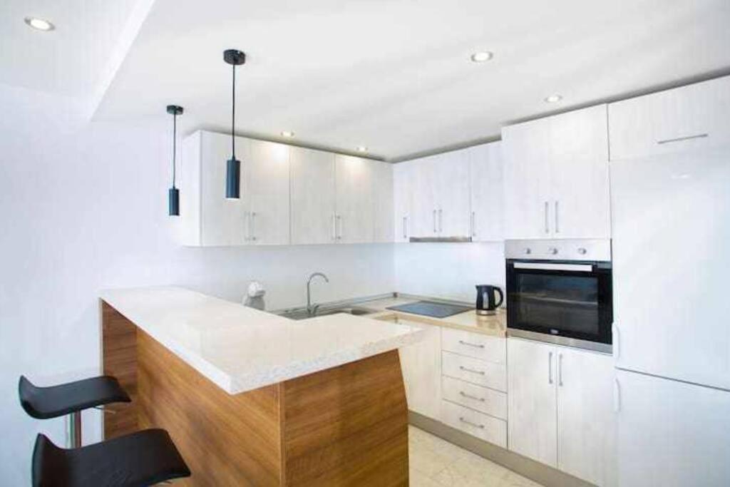 Large Modern Beach Front Apartment, Rooftop Pool!! Marbella Kültér fotó