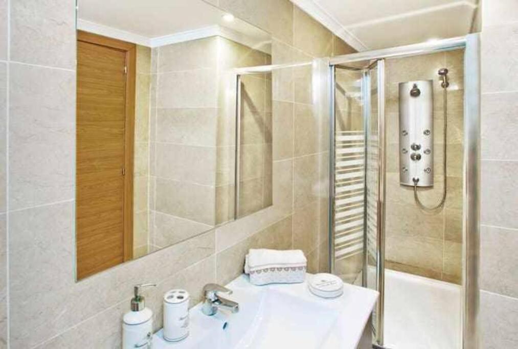 Large Modern Beach Front Apartment, Rooftop Pool!! Marbella Kültér fotó